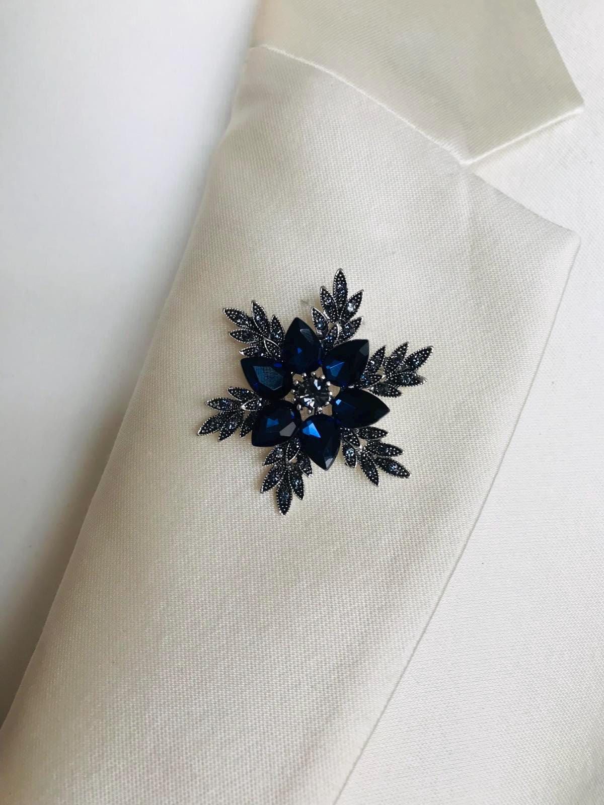 BROOCH/PINS