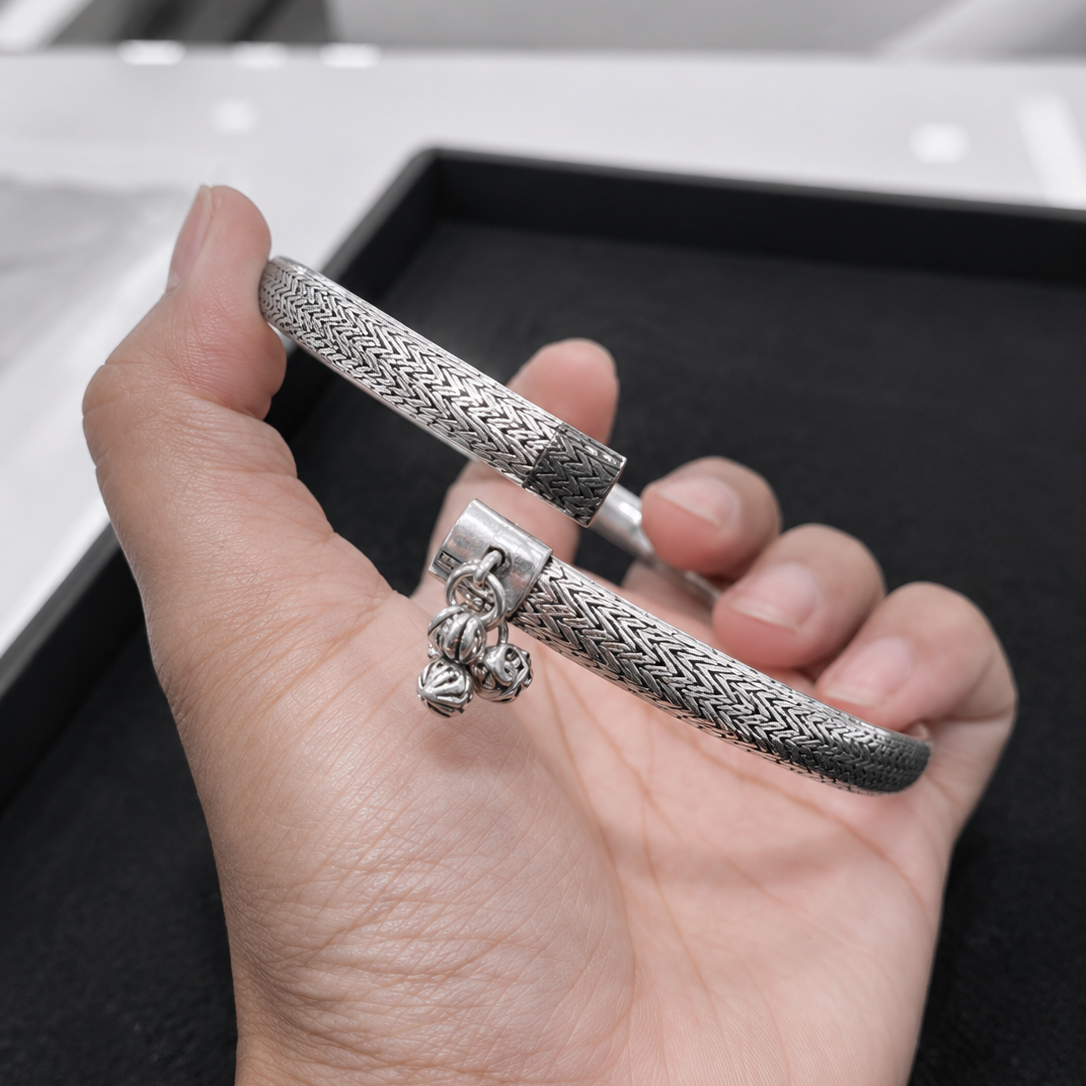 Elegant Textured Charm Payal